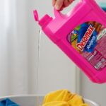 Alvejante sem cloro ou água sanitária: qual usar em cada tipo de roupa