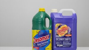 Diferença entre desinfetante e água sanitária: qual usar em cada limpeza