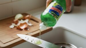 Detergente para tirar cheiro de peixe da louça: como usar o limão Desomax