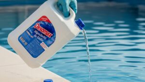 Hipoclorito de sódio para piscina: como usar, dosagem certa e cuidados com o cloro
